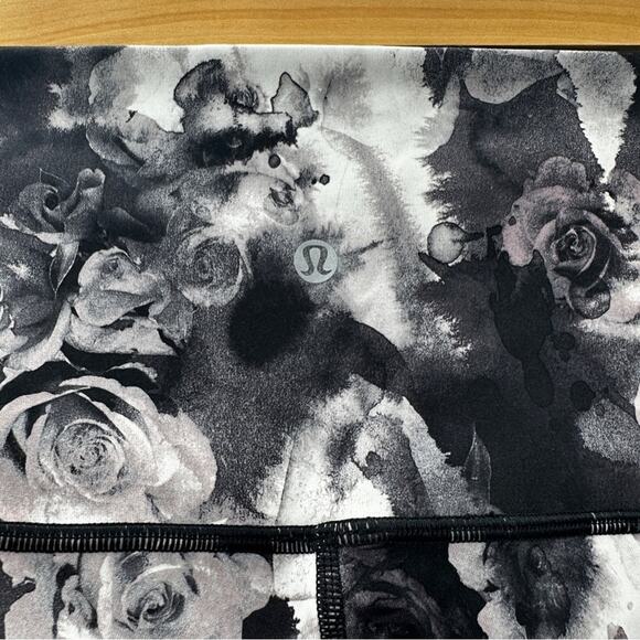 Lululemon Wunder Under Crop High Rise Leggings‎ in Obscurred Black Daisy Maeve 4 - Picture 6 of 12